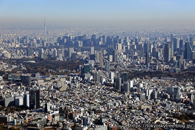 東京の超高層ビル群と東京スカイツリーの空撮