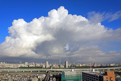 大きな雲と東京スカイツリーと虹の端
