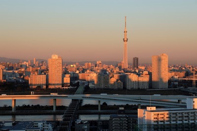 朝焼けに照らされる東京スカイツリー