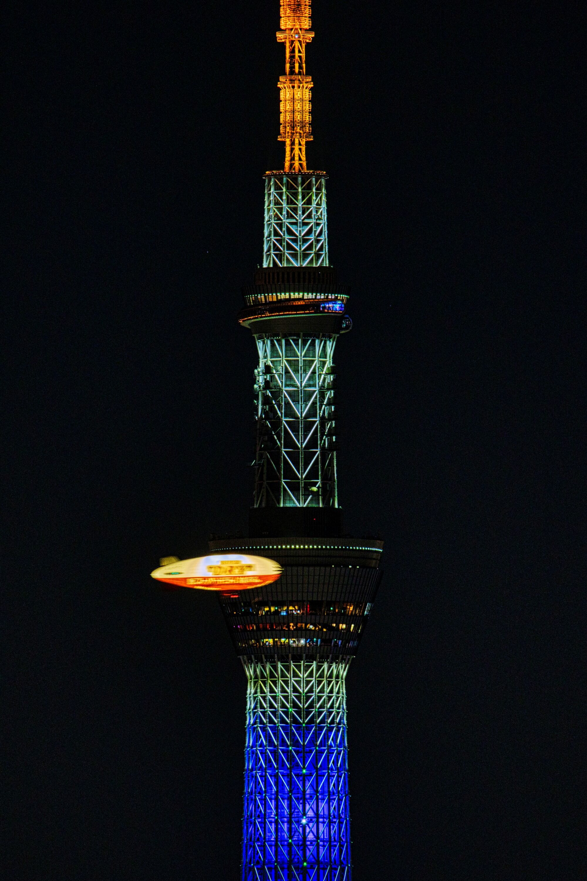 夜の飛行船と東京スカイツリー 22年5月28日 東京スカイツリー定点観測所