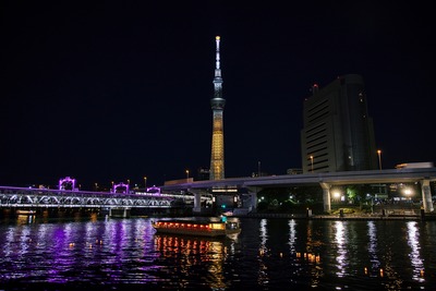 隅田川とうろう流しと推しカラーライティングの東京スカイツリー