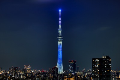 国連カラーをイメージした特別ライティング