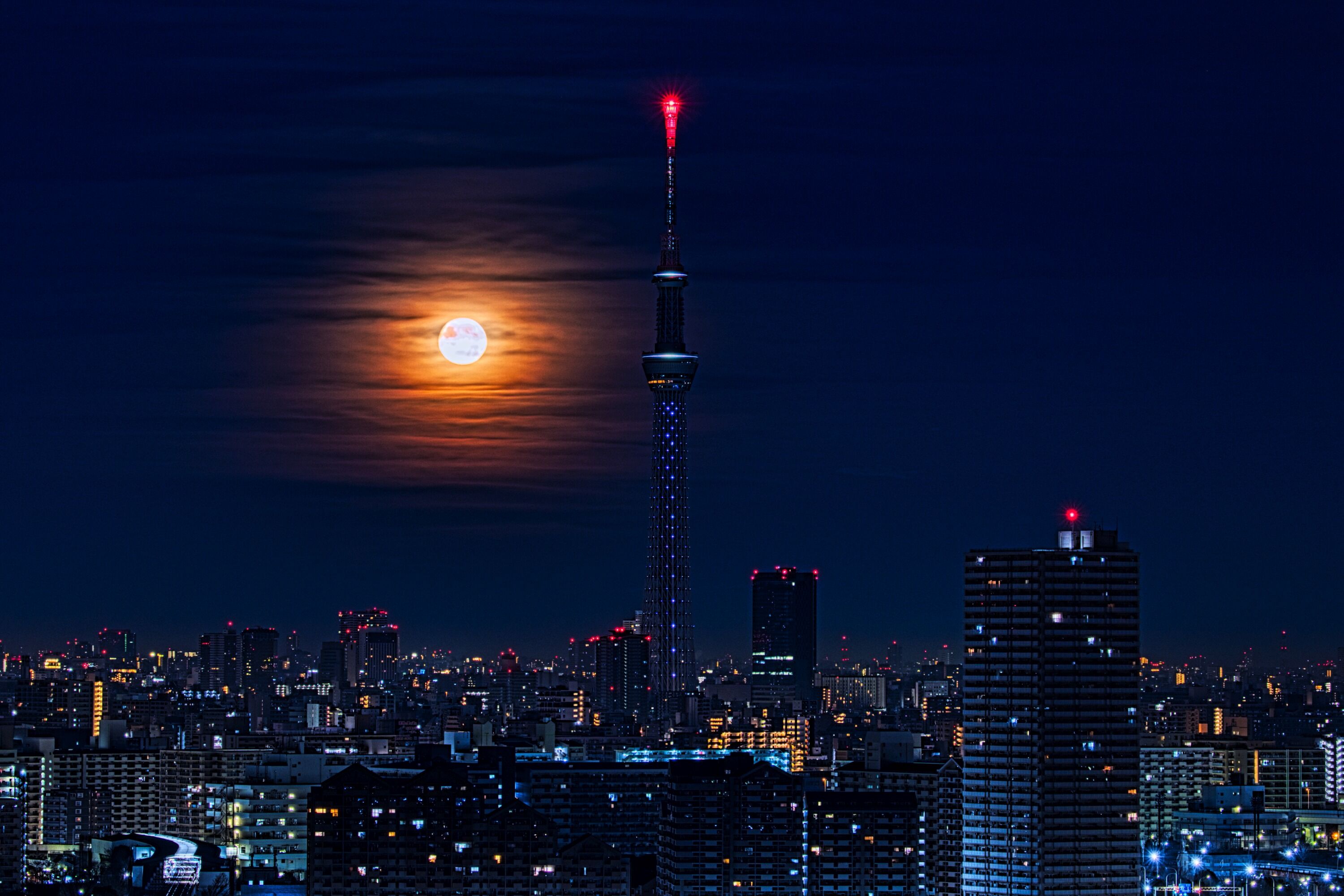 ほぼ満月と東京スカイツリー 22年1月17日 東京スカイツリー定点観測所