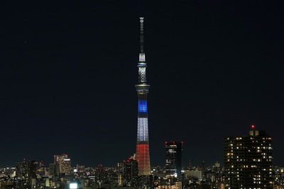 トリコロールカラーの東京スカイツリー