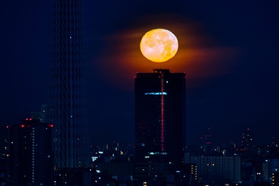 月と東京スカイツリーイーストタワー
