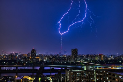 東京スカイツリーに雷が直撃
