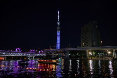 隅田川とうろう流しと推しカラーライティングの東京スカイツリー