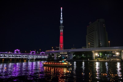 隅田川とうろう流しと推しカラーライティングの東京スカイツリー