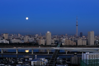 満月と東京スカイツリー