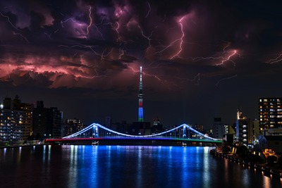 清洲橋と東京スカイツリーと雷