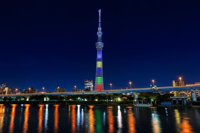 隅田川堤防から見たオリンピックカラーの東京スカイツリー