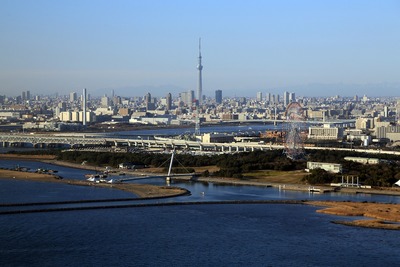 東京スカイツリーと葛西臨海公園の空撮