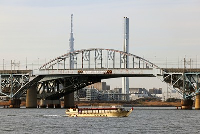 東京スカイツリーと煙突と荒川河口橋