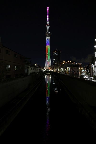 ドラマ『美大の駅伝』よりポールの作品「祈り」の特別ライティング