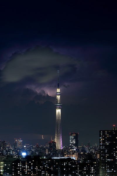 東京スカイツリーと稲妻