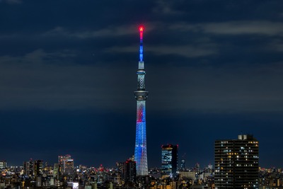 大阪万博のイメージカラー赤・青・白を基調とした特別ライティング