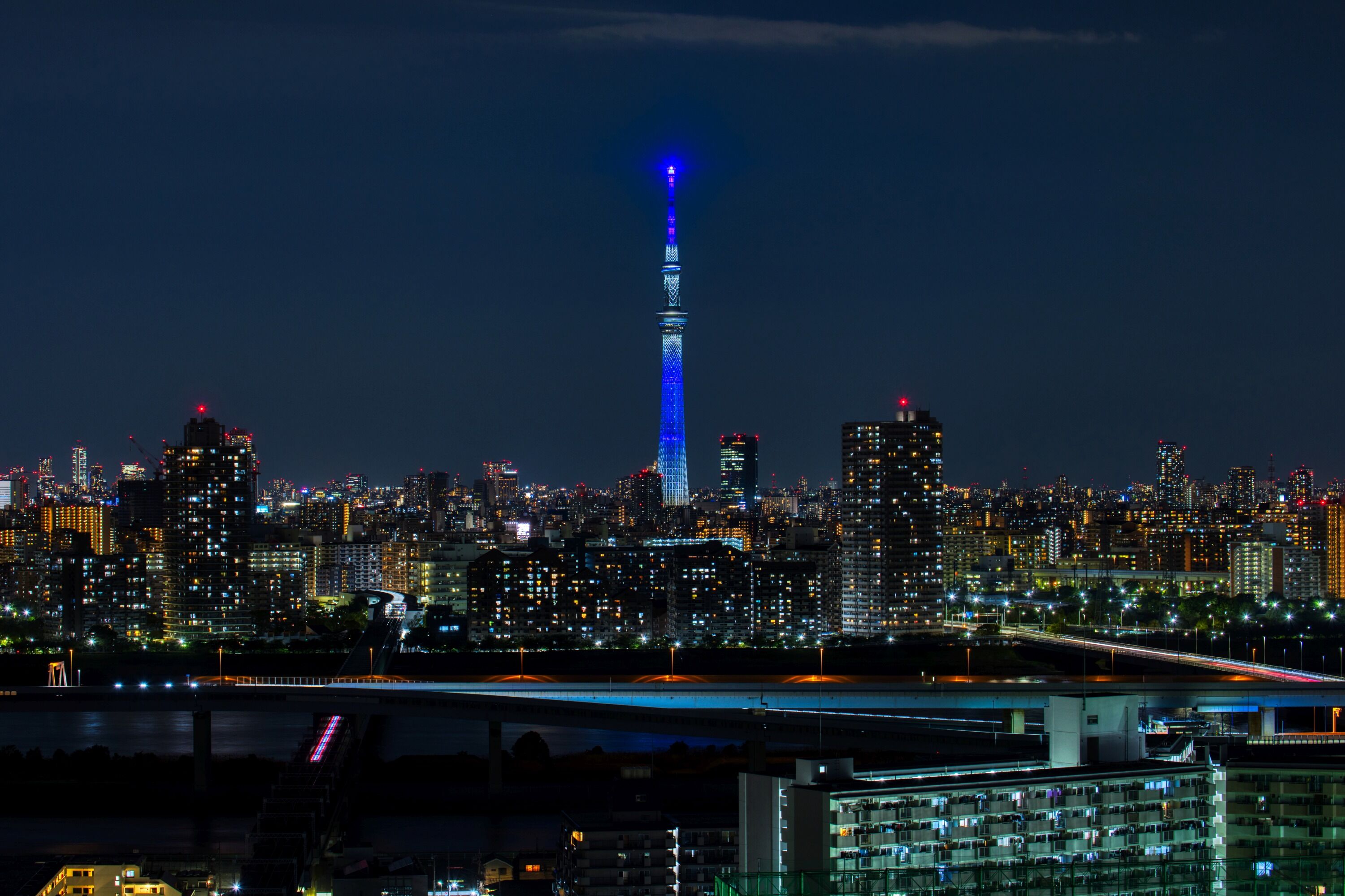 東京スカイツリーの地球をイメージした青色の特別ライティング 21年4月12日 東京スカイツリー定点観測所