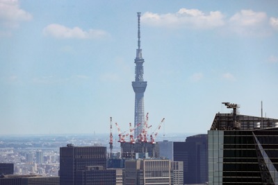 六本木ヒルズの展望室から見た東京スカイツリー