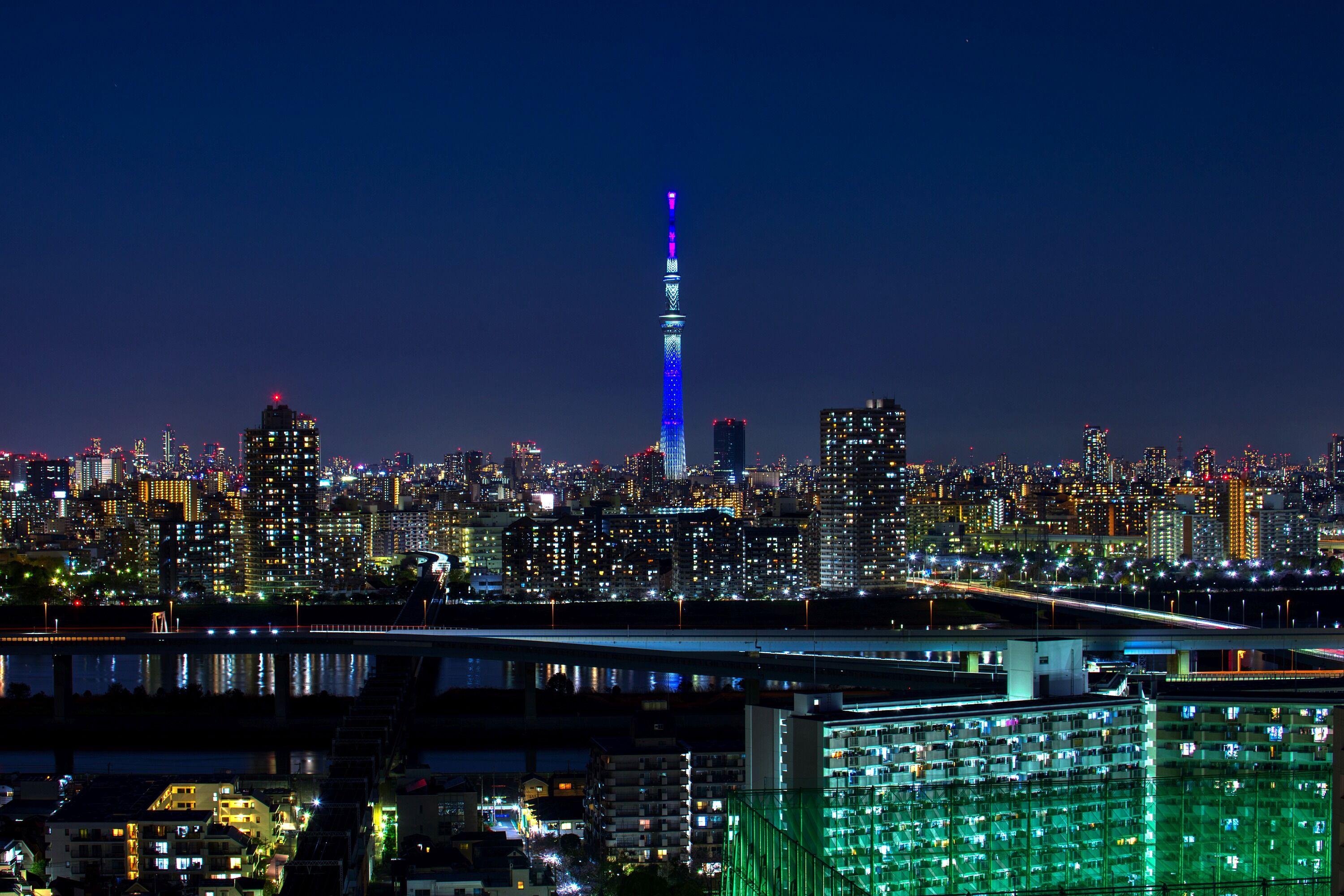 青色の特別ライティングとタワーホール船堀 年4月5日 東京スカイツリー定点観測所 青色の特別ライティングとタワーホール船堀 年4月5日 東京スカイツリー定点観測所