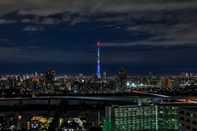 大阪万博のイメージカラー赤・青・白を基調とした特別ライティング