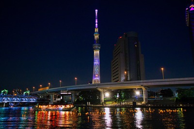 東京スカイツリーと隅田川とうろう流し
