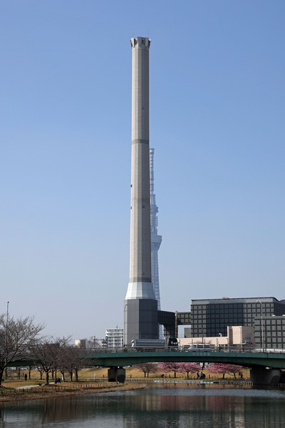東京スカイツリーと墨田清掃工場の煙突
