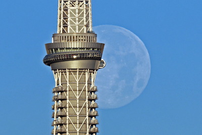 満月と東京スカイツリー
