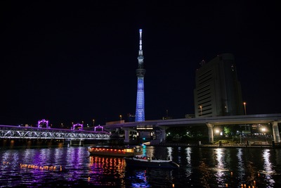 隅田川とうろう流しと推しカラーライティングの東京スカイツリー