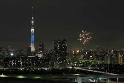 東京スカイツリーと亀戸地区夏祭りの花火