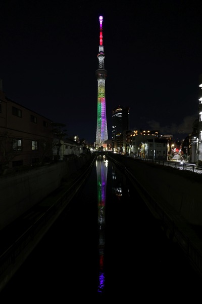 ドラマ『美大の駅伝』よりポールの作品「祈り」の特別ライティング