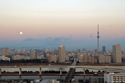 満月と東京スカイツリー