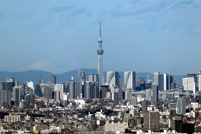 横浜ランドマークタワーから見た東京スカイツリー
