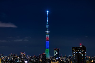 パラリンピックカラーの東京スカイツリー