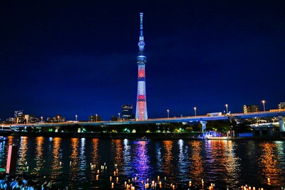 隅田川とうろう流しと東京スカイツリー夜景