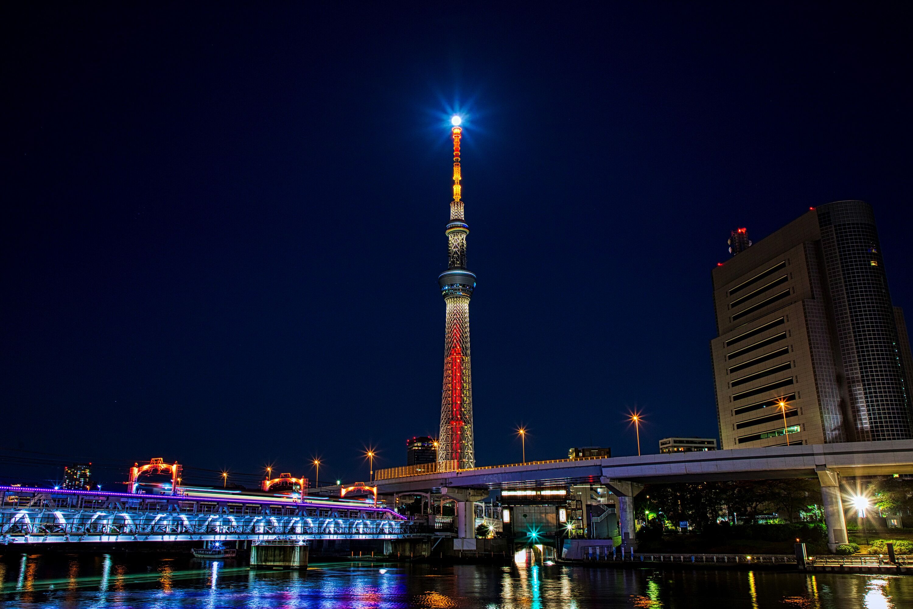 ハロウィンの夜のブルームーンと東京スカイツリー 年10月31日 東京スカイツリー定点観測所