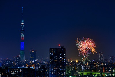 江東区民祭り亀戸地区夏まつり大会の花火と東京スカイツリー