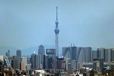 横浜ランドマークタワーから見た東京スカイツリー