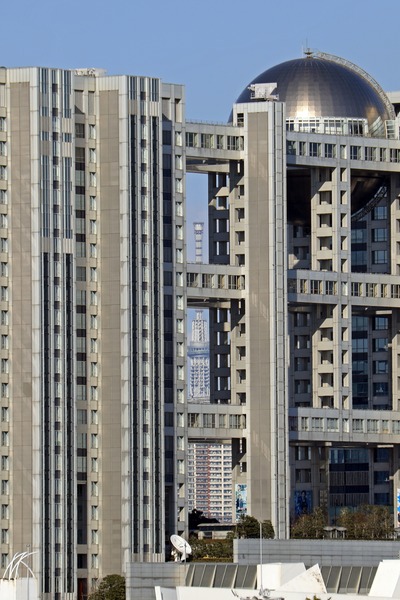 フジテレビの隙間から東京スカイツリー