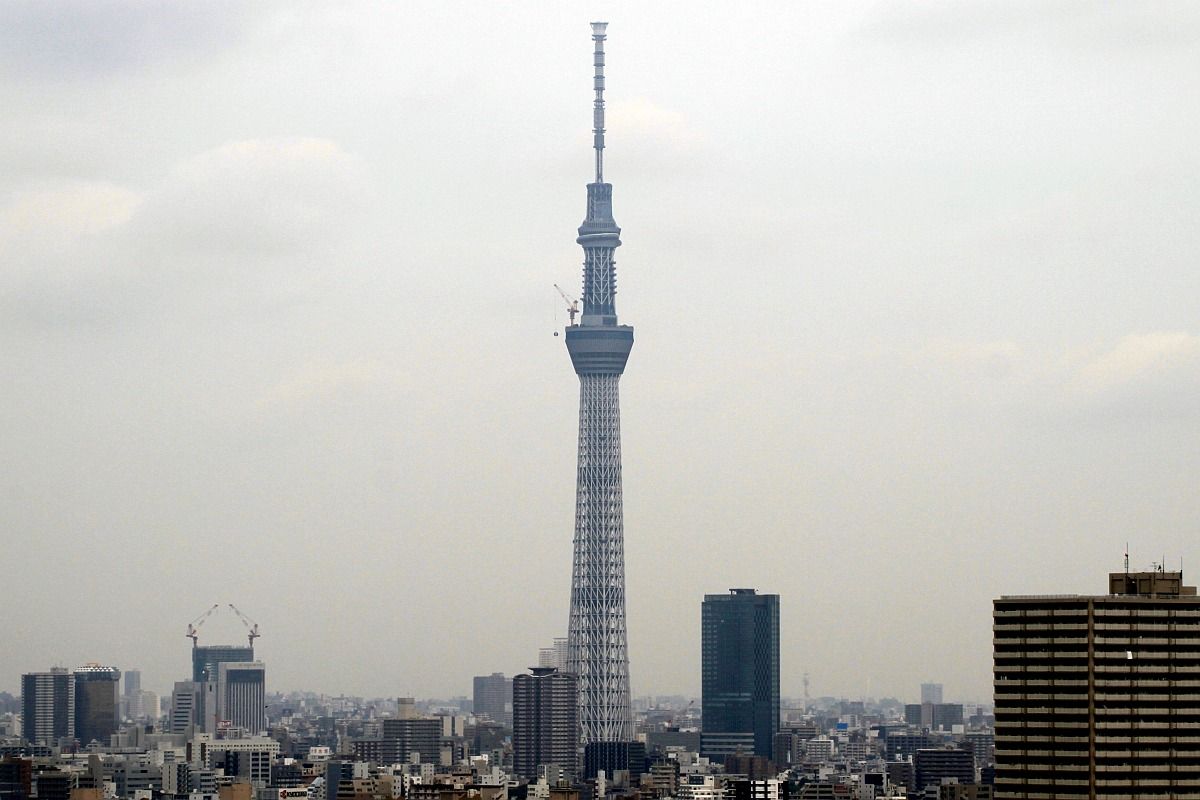 2011年7月26日の東京スカイツリー(自宅から) なぜ曲がって見える