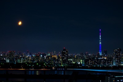 月と東京スカイツリー