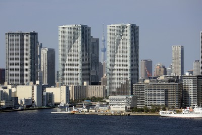 勝どきの巨大なタワマン群と東京スカイツリー