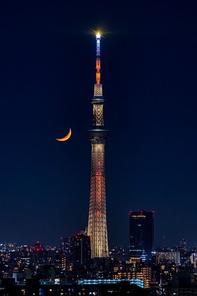 東京スカイツリーと細い月