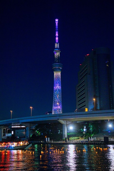 東京スカイツリーと隅田川とうろう流し