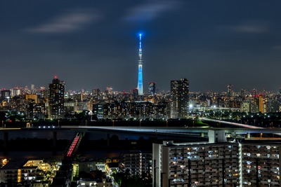 国連カラーをイメージした特別ライティング