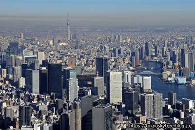 超高層ビル群と東京スカイツリー空撮