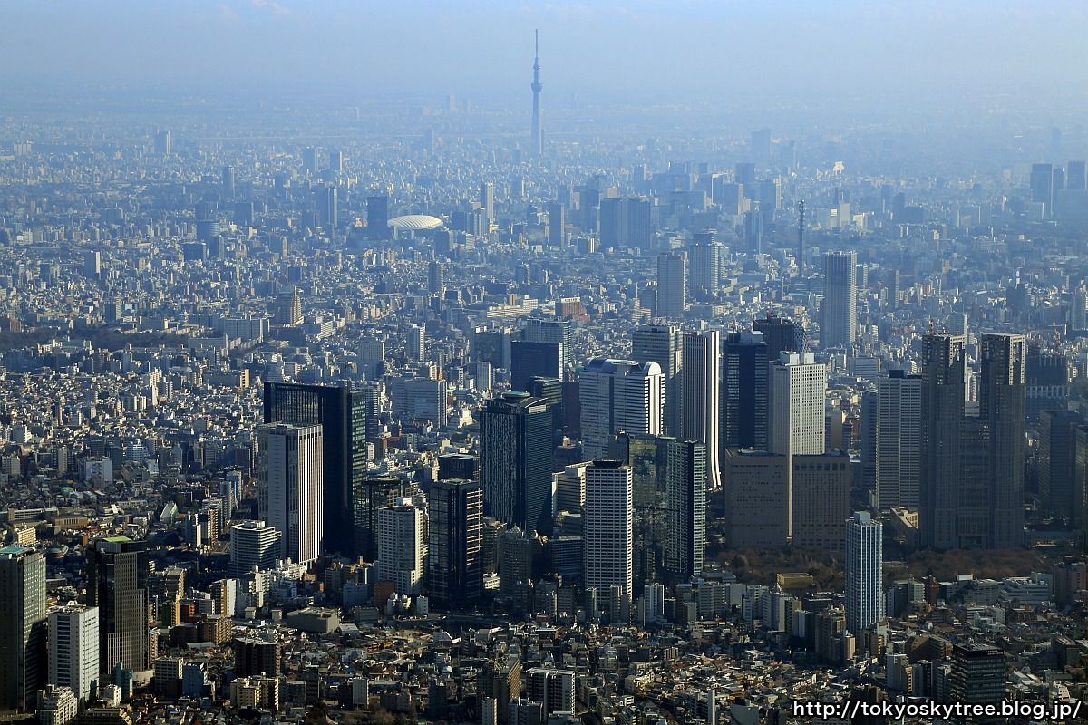 新宿の超高層ビル群と東京スカイツリーの空撮 15年1月25日 東京スカイツリー定点観測所