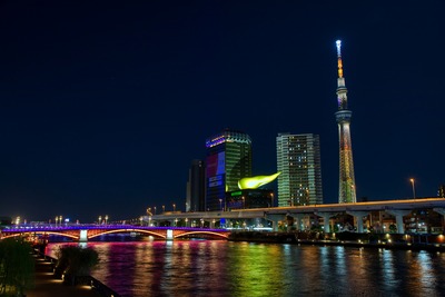 東京スカイツリーとハロウィンカラーの吾妻橋