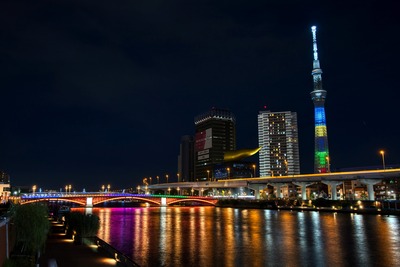 オリンピックカラーの東京スカイツリーと吾妻橋