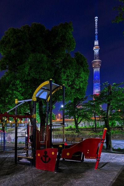 公園遊具と星条旗カラーの東京スカイツリー