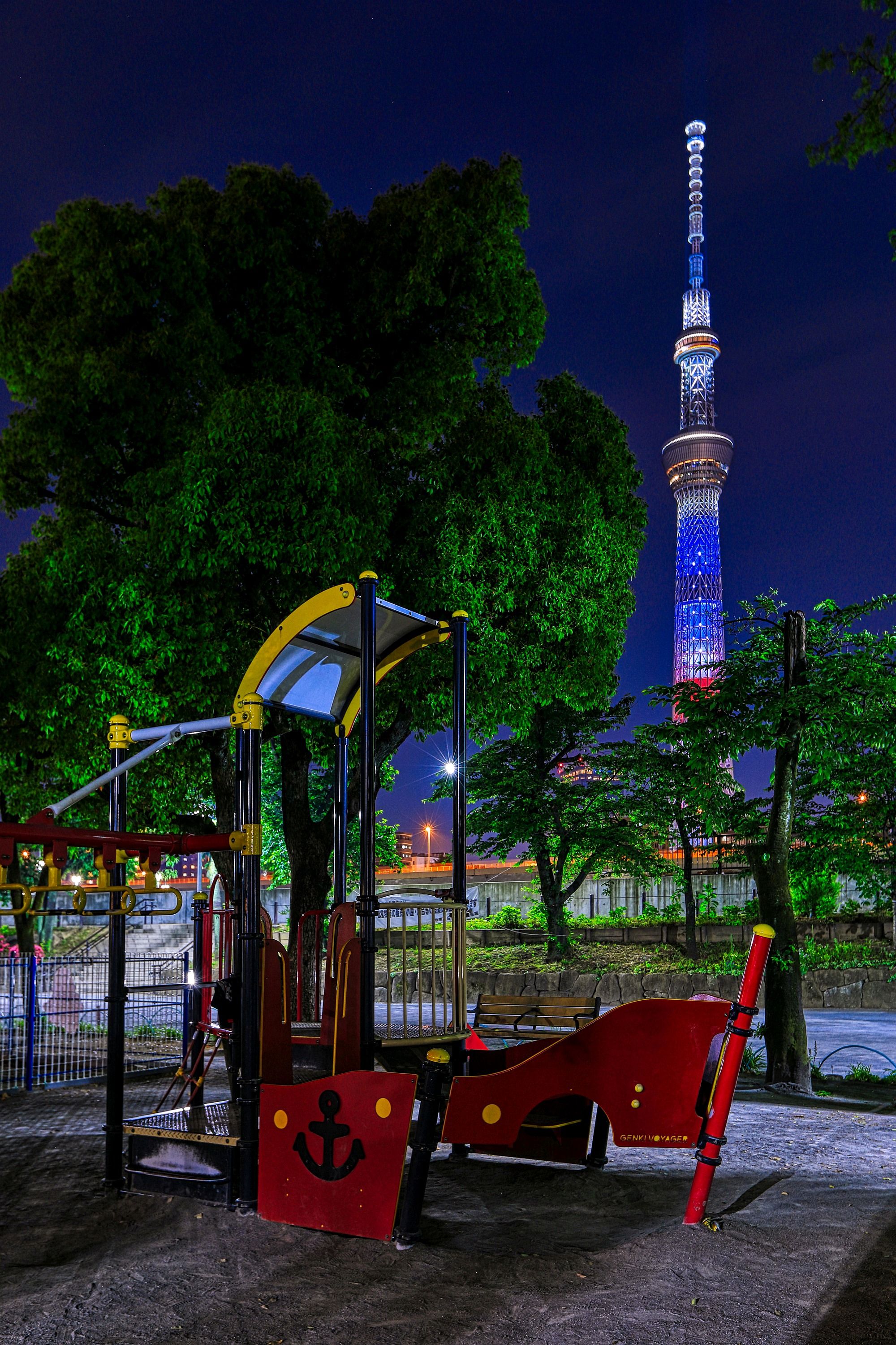 公園遊具と星条旗カラーの東京スカイツリー 19年5月26日 東京スカイツリー定点観測所